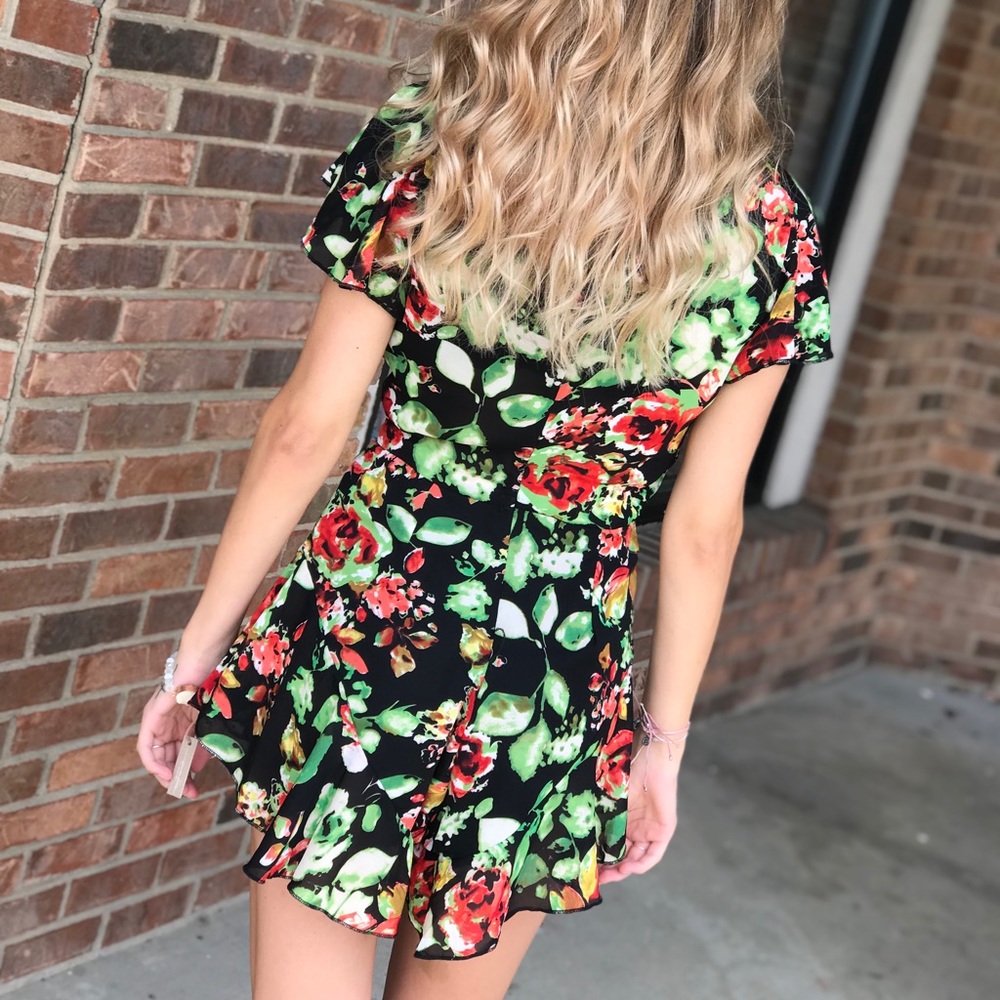 Closet clear π¨ Floral ruffle butt short romper - Picture 3 of 8